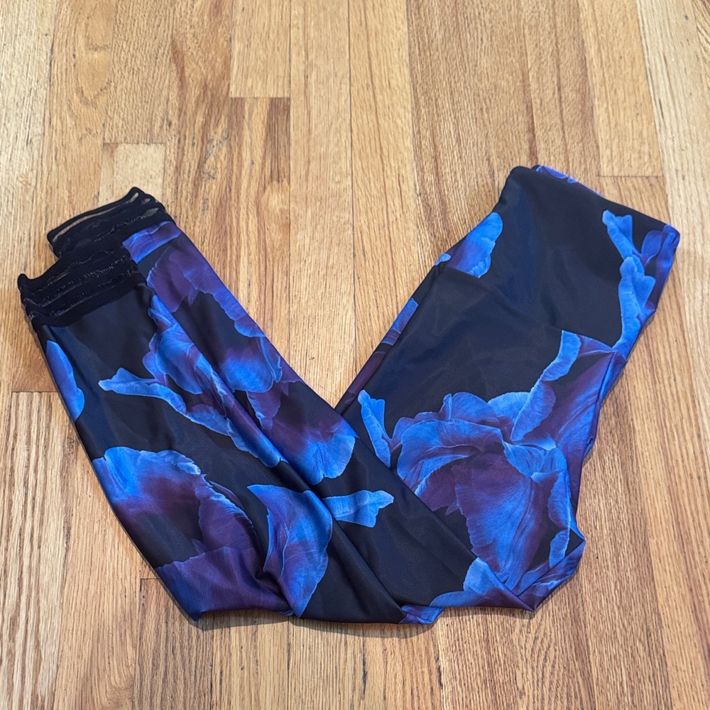 NWT Onzie Floral Leggings - Blue, Black, and Purple High Rise Midi Women’s SP